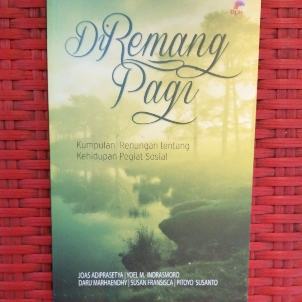 Di Remang Pagi (Kumpulan Renungan tentang Kehidupan Penggiat Sosial)