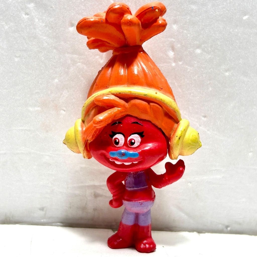 mainan action figuremainan igur mini DJ Suki dari DreamWorks Trolls. Karakter ini dikenal sebagai ku