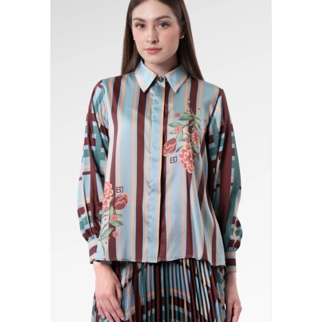 Benang Jarum Selena Crop Shirt Navy Peony