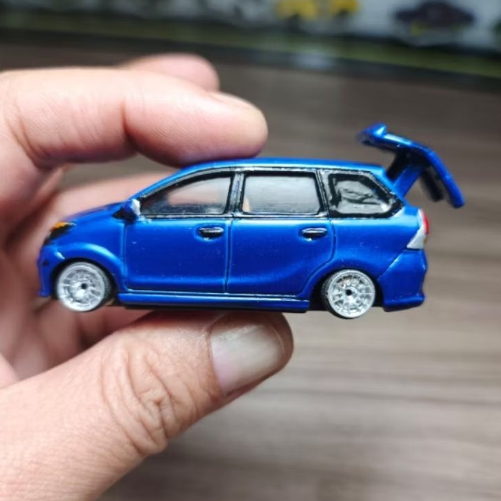 tomica Toyota Avanza custom