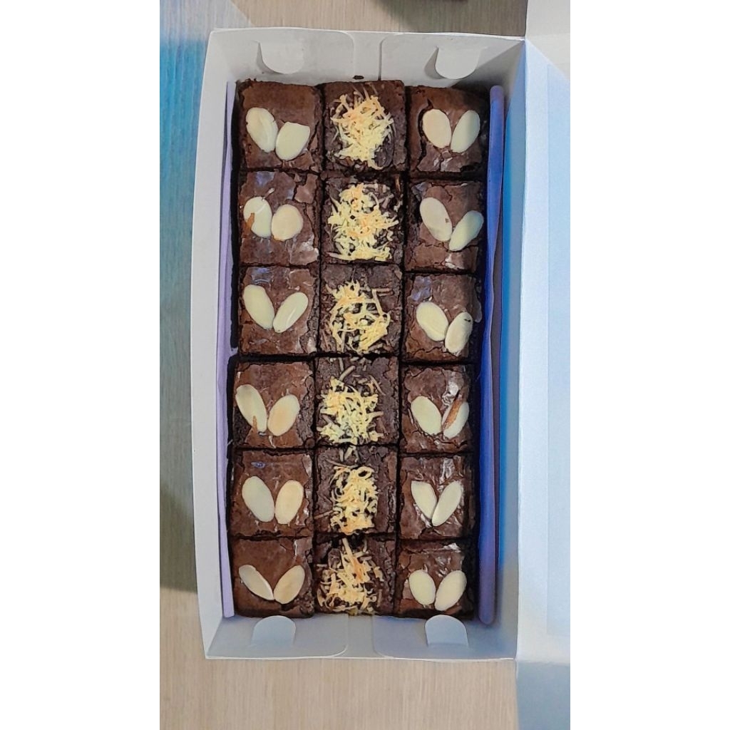 Brownies Panggang Sekat 20x10cm (18 potong) topping almond & keju