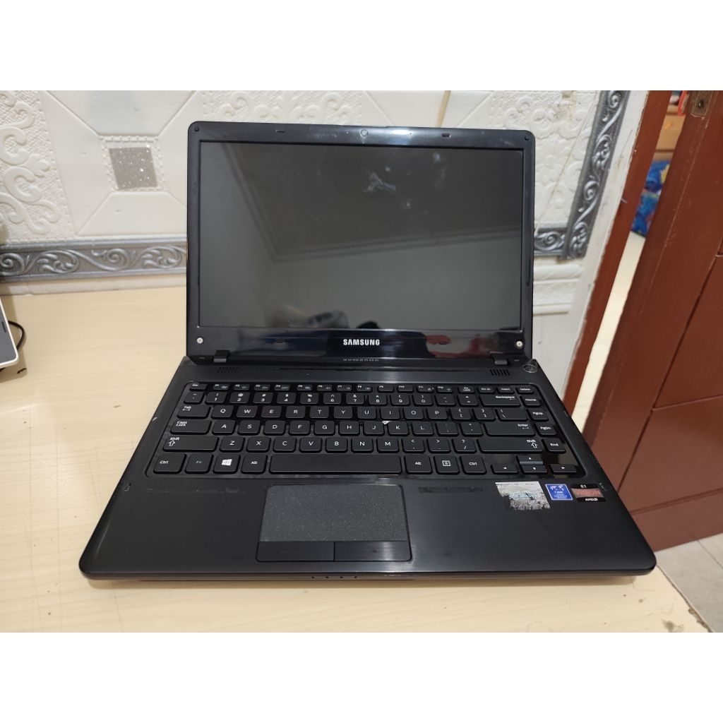 Laptop Samsung NP355E4X AMD E1-1200 (Rusak) Untuk PARTS