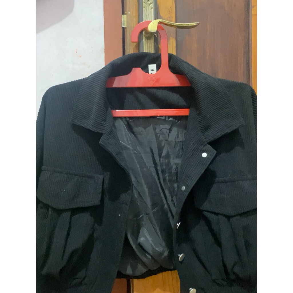 Jaket Corduroy Crop Hitam