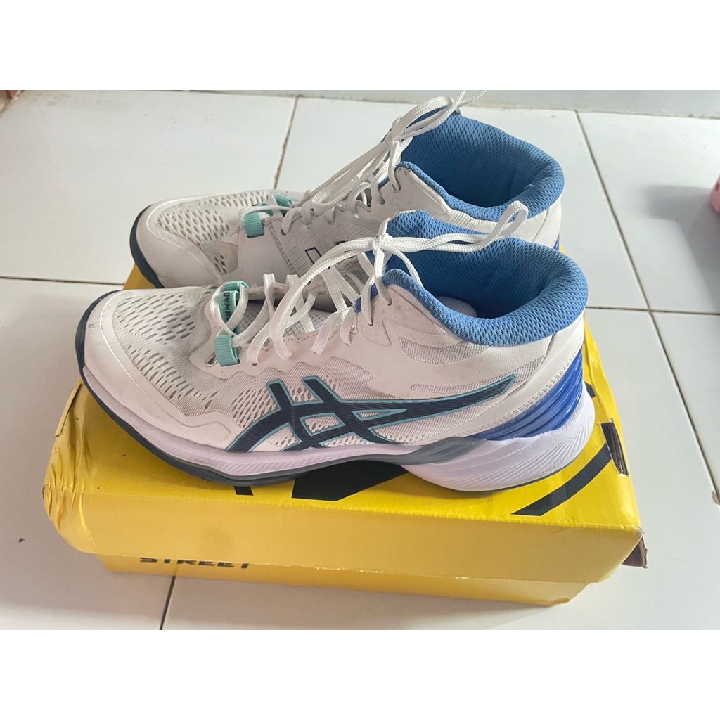 Free Gift Preloved Asics Sepatu Volly Sky Elite Size 40 (25cm)