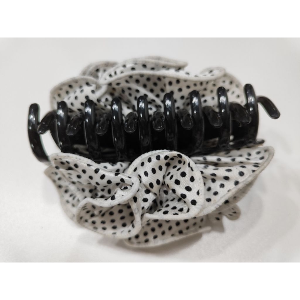 Jepit rambut hitam motif kain polkadot hitam dasar putih