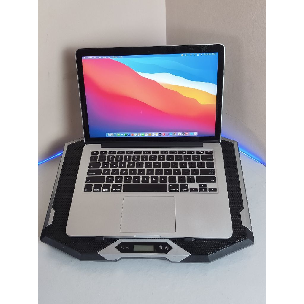 MacBook Pro 2015 TouchbarProsesor: Intel Core i7
RAM: 16GB
SSD: 1TB ( 1000GB ) 
LCD: 13 inci Retina