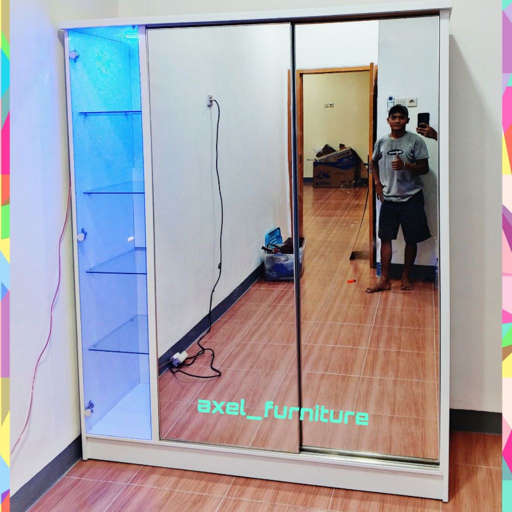Lemari pakaian pintu sliding dengan rak kaca display tas dengan lampu. lemari baju sleding minimalis