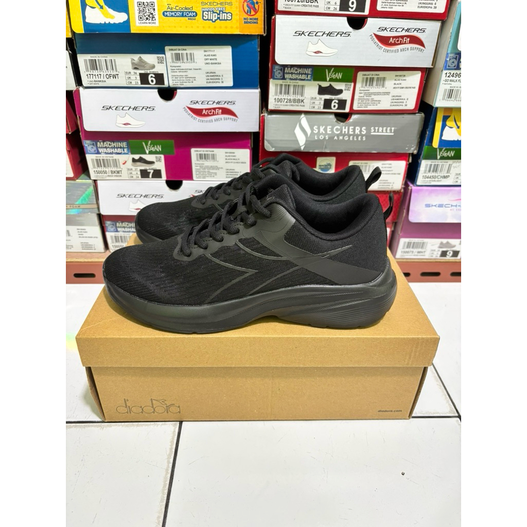 SIZE 40,41 SEPATU DIADORA NEGASI FULL BLACK HITAM ORIGINAL