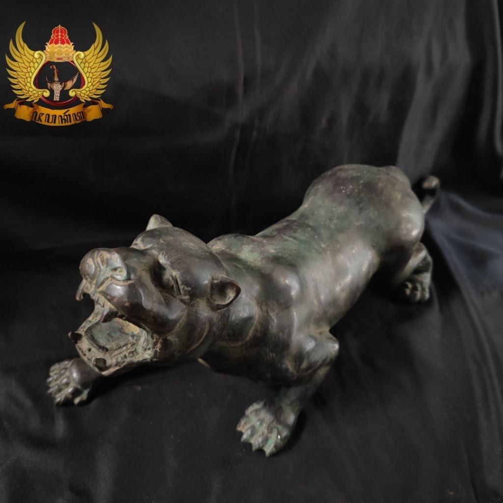 Pajangan Patung Macan Bahan Kuningan Warna Hitam Garap Alusan