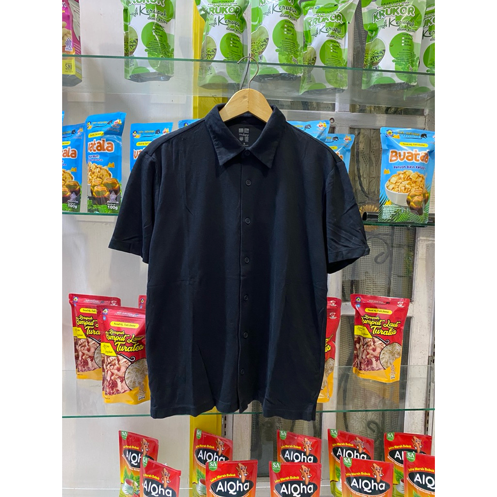 Kemeja Hitam Uniqlo