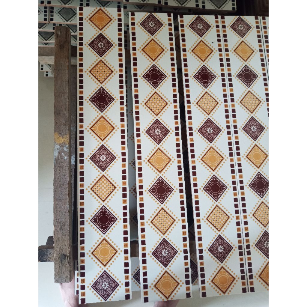 LIS KERAMIK DINDING / LANTAI  Ukuran 10X50 SUPER GLOSSY TERMURAH harga PABRIK (free packing kayu)