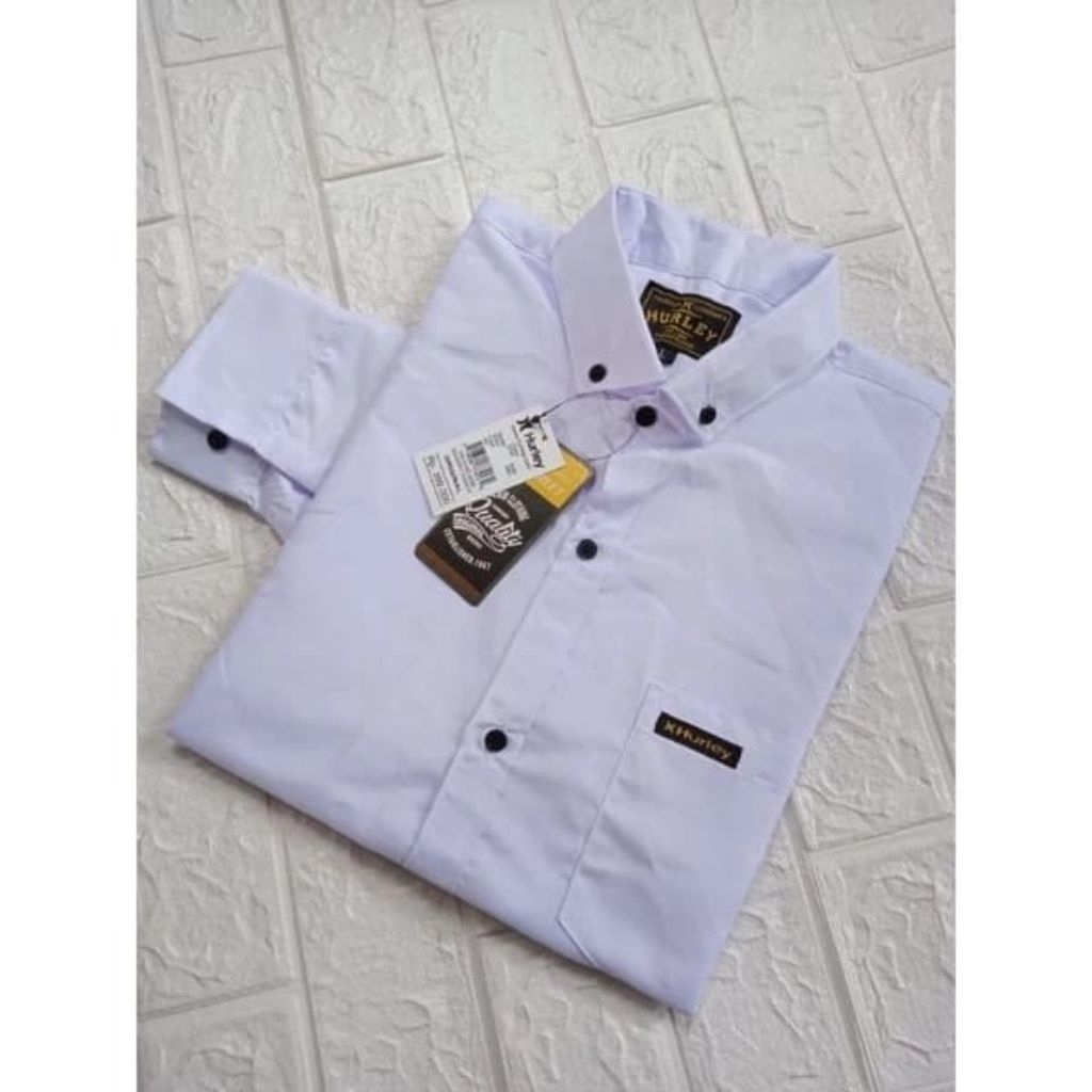 Kemeja lengan panjang warna putih formal kasual