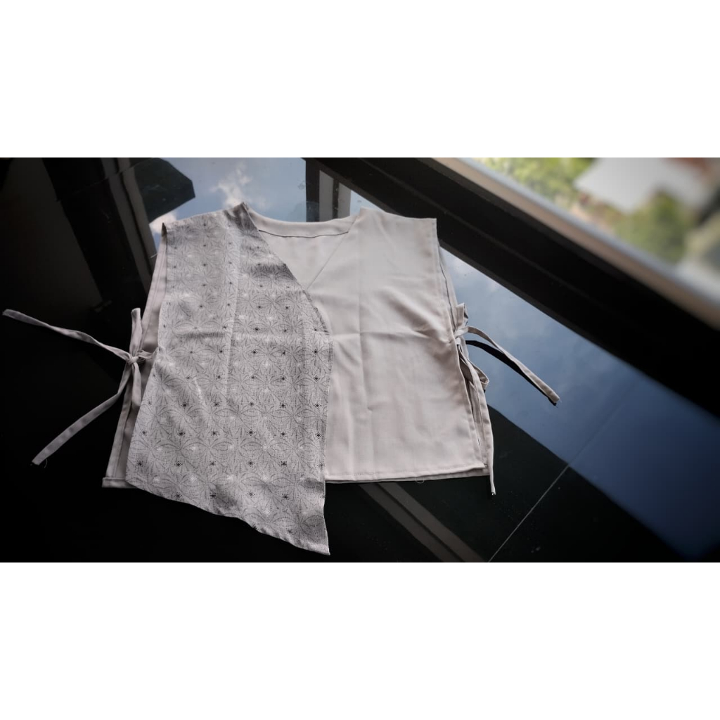 Kochy (Grey Geometri Wrap) Vest rompi wanita bertali / kombinasi motif dan polos / grey / abu-abu / 