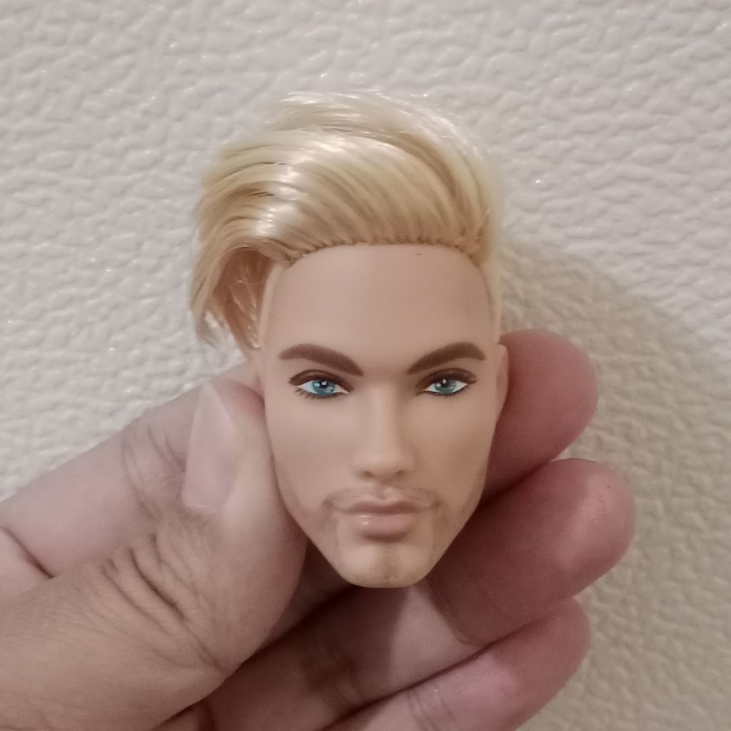 Kepala Barbie dan Ken
