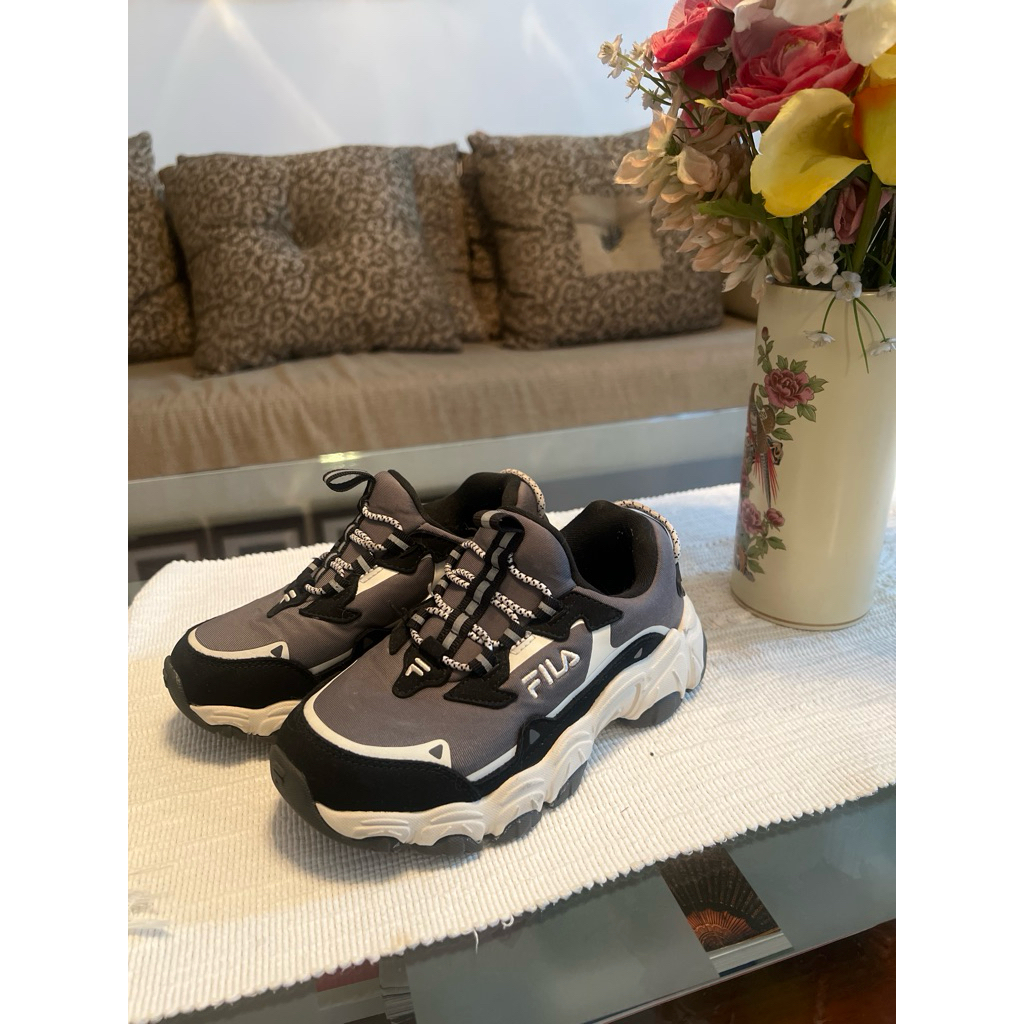 PRELOVED - SNEAKERS / Sepatu / Sepatu Jalan FILA Anak Laki-Laki (ORI)