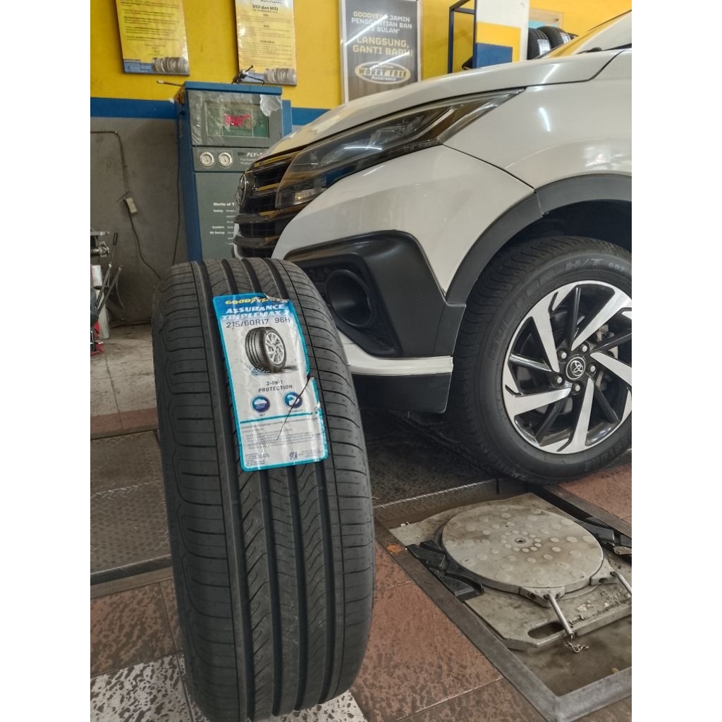 Ban Mobil 215/60 R17 Goodyear Assurance Triplemax2
