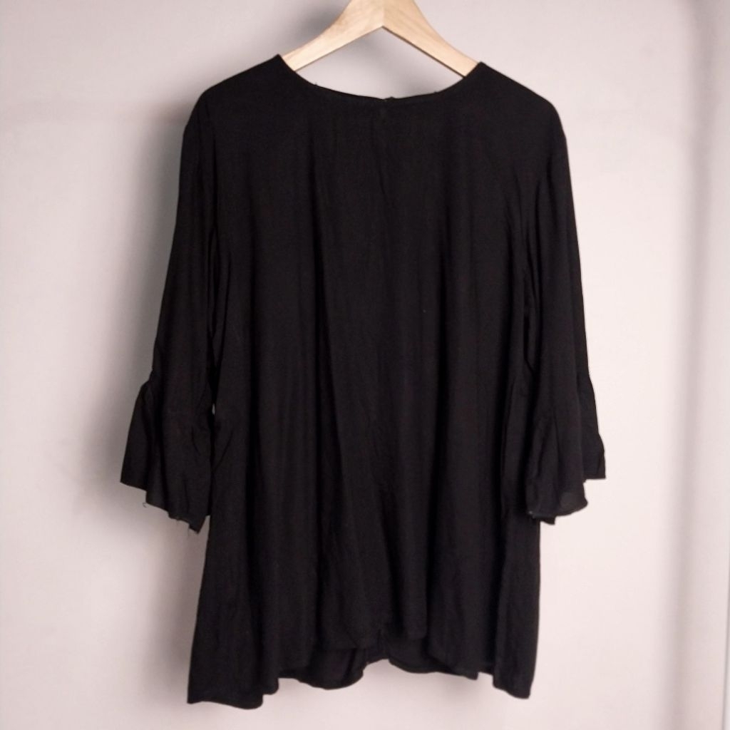Blouse Oversize Polos Hitam Lengan Ruffle