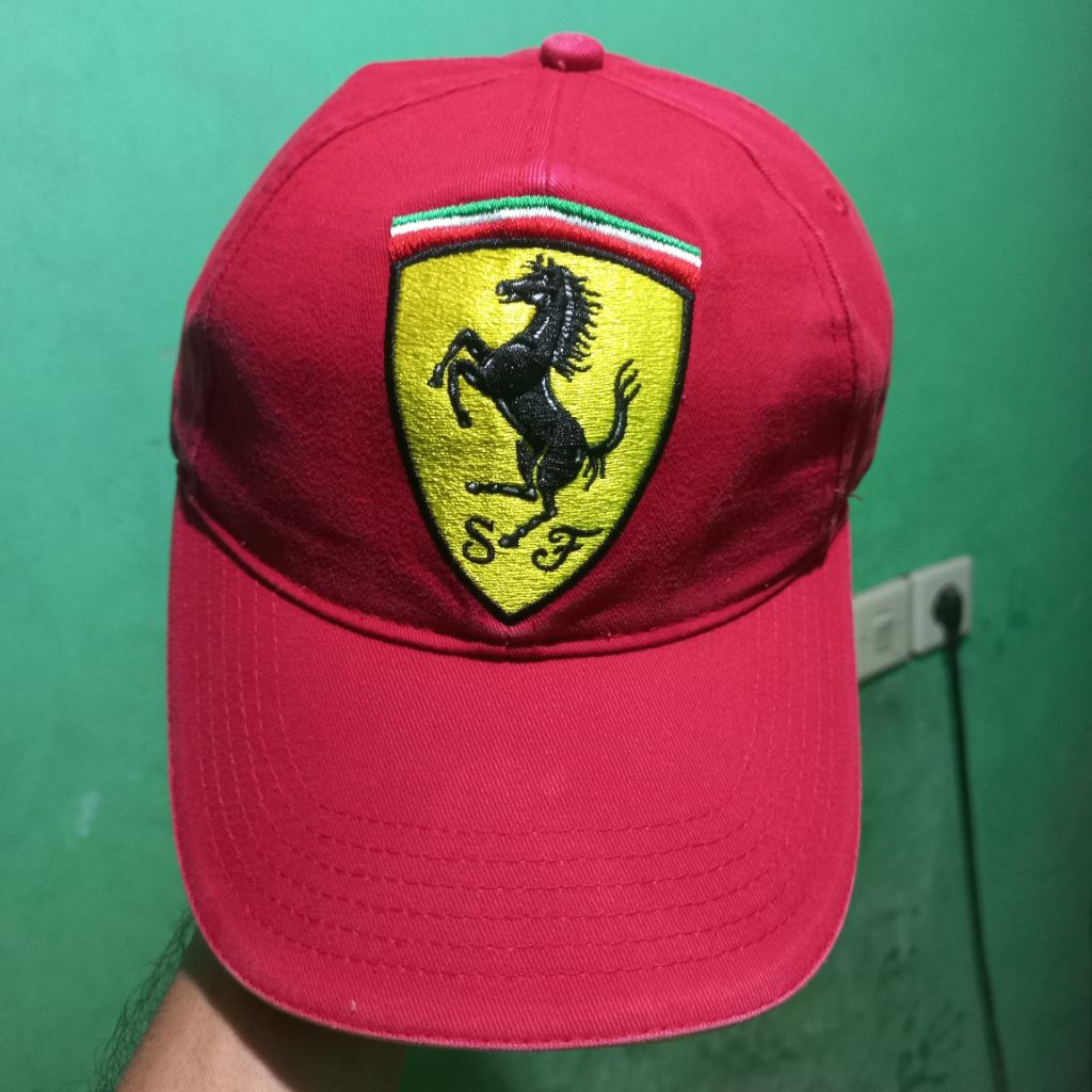 topi mobil FERRARI
