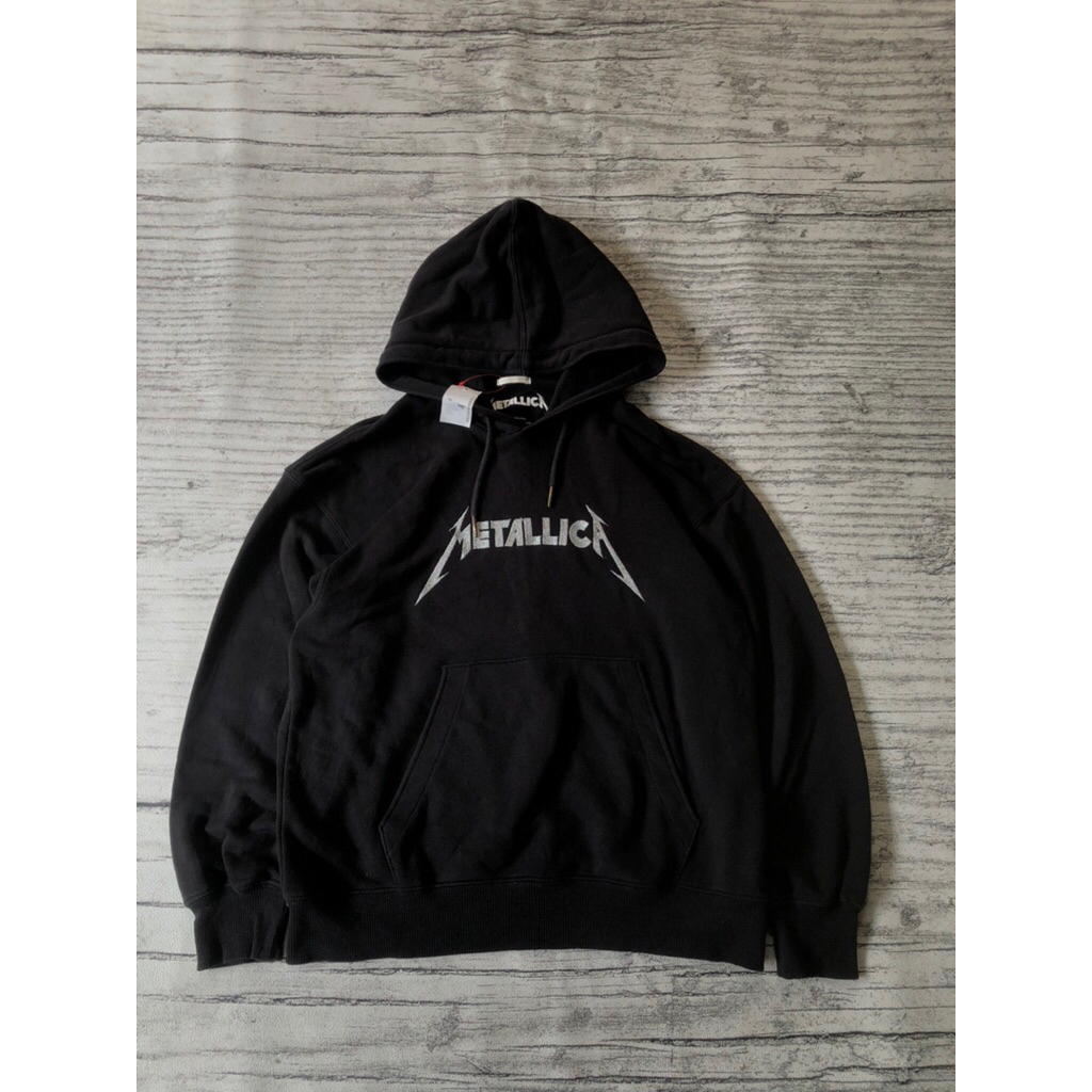 uniqlo x metalica hitam pekat mulus