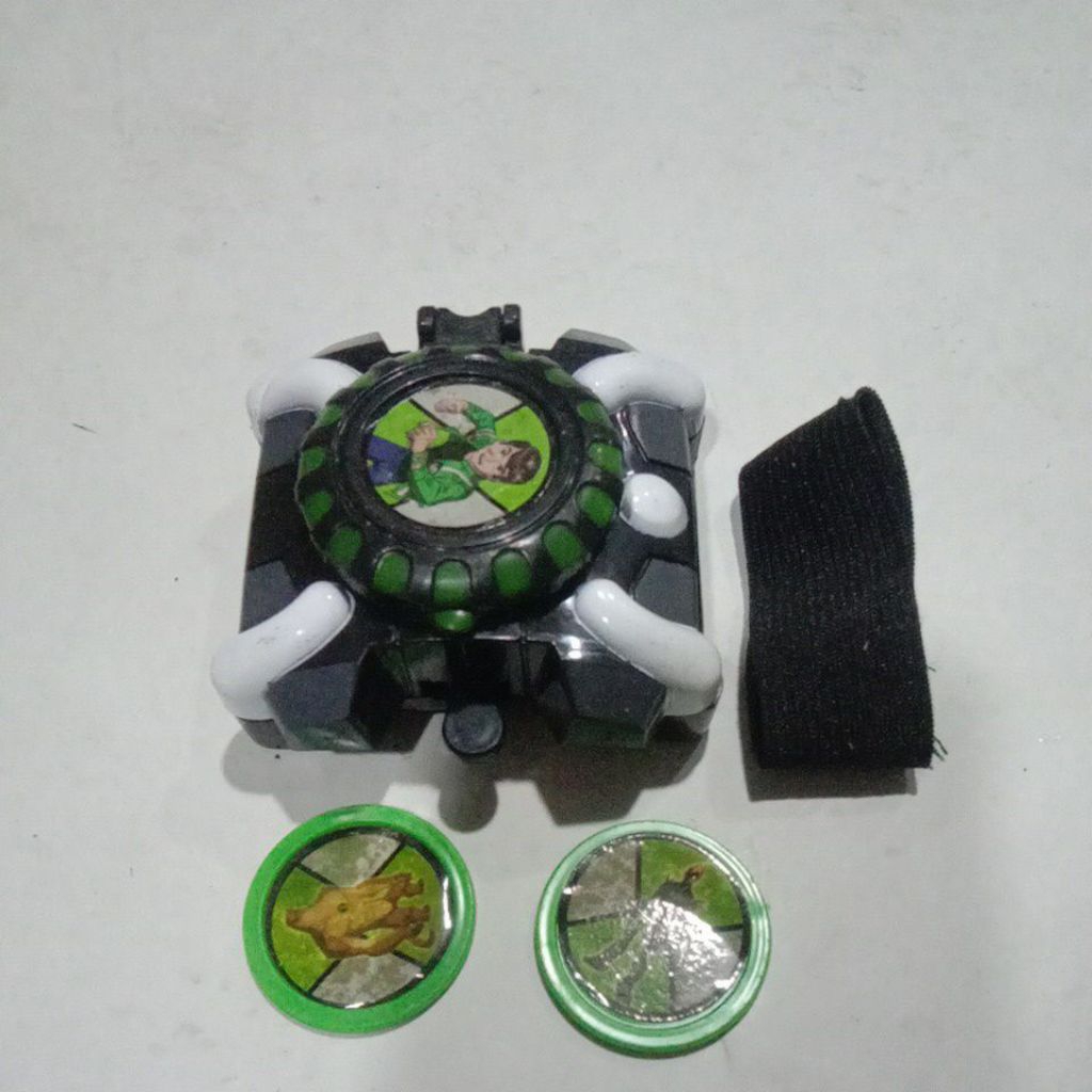 senjata jam Ben 10 figure coin new old stock