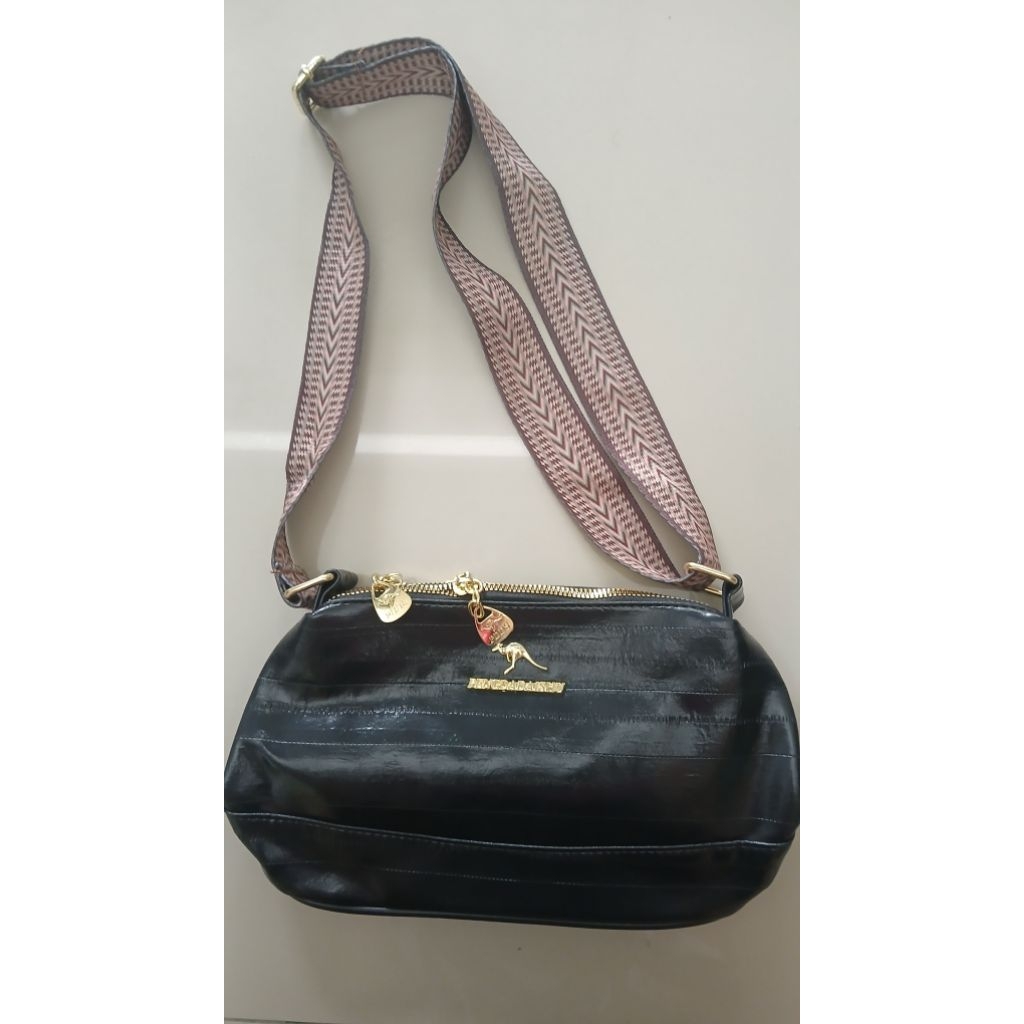 tas wanita hitam selempang tali panjang kulit sintetis