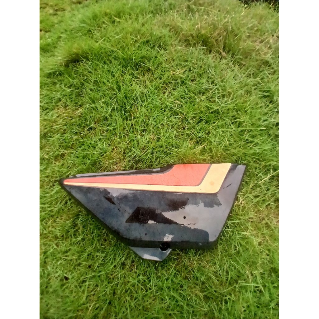 Dop box Cover Aki Sebelah Kanan Suzuki Trs Katana X2 Cat Strip Original Copotan