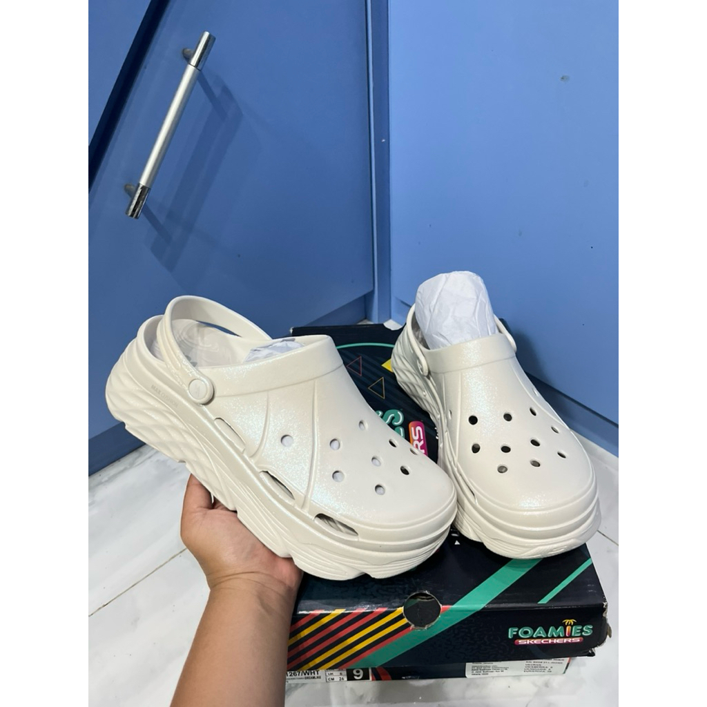 Sepatu Sandal Skechers Glitter putih Max Cushioning Foames Dreamlike ukuran 39 dan 40 sale 65% (1112