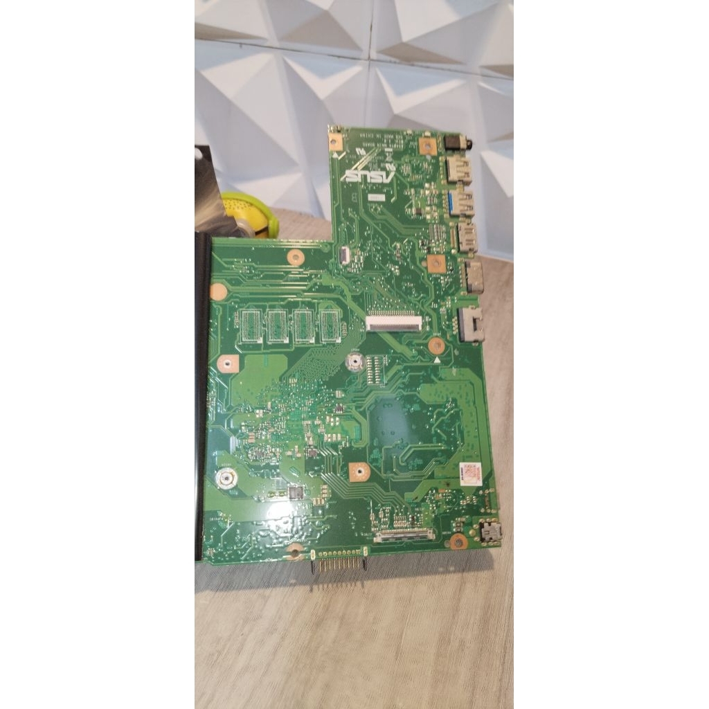 Mainboard mobo laptop asus x540 x540y amd e1 7010 Ram 2GB  komdisi normal BUKA  BEKAS SERVIS NEGOO