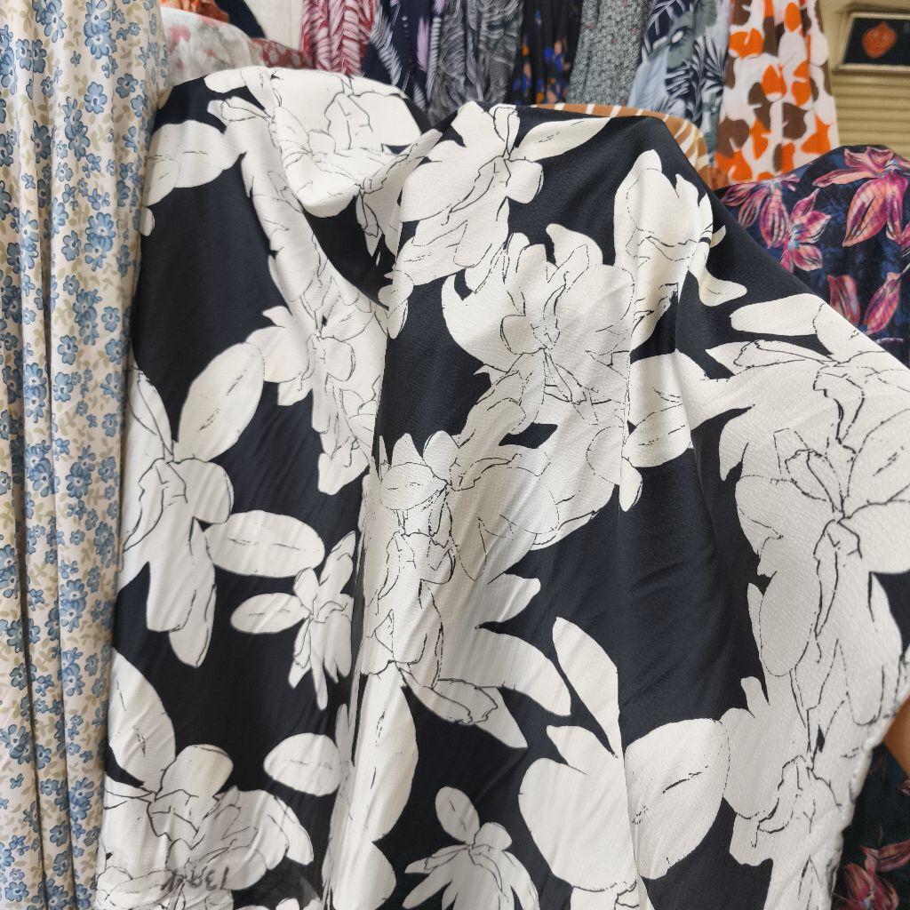 Kain Satin Silk Motif Bunga Hitam Putih – Tekstur Mewah, Elegan, dan Mengembang untuk Kebaya, Gaun P