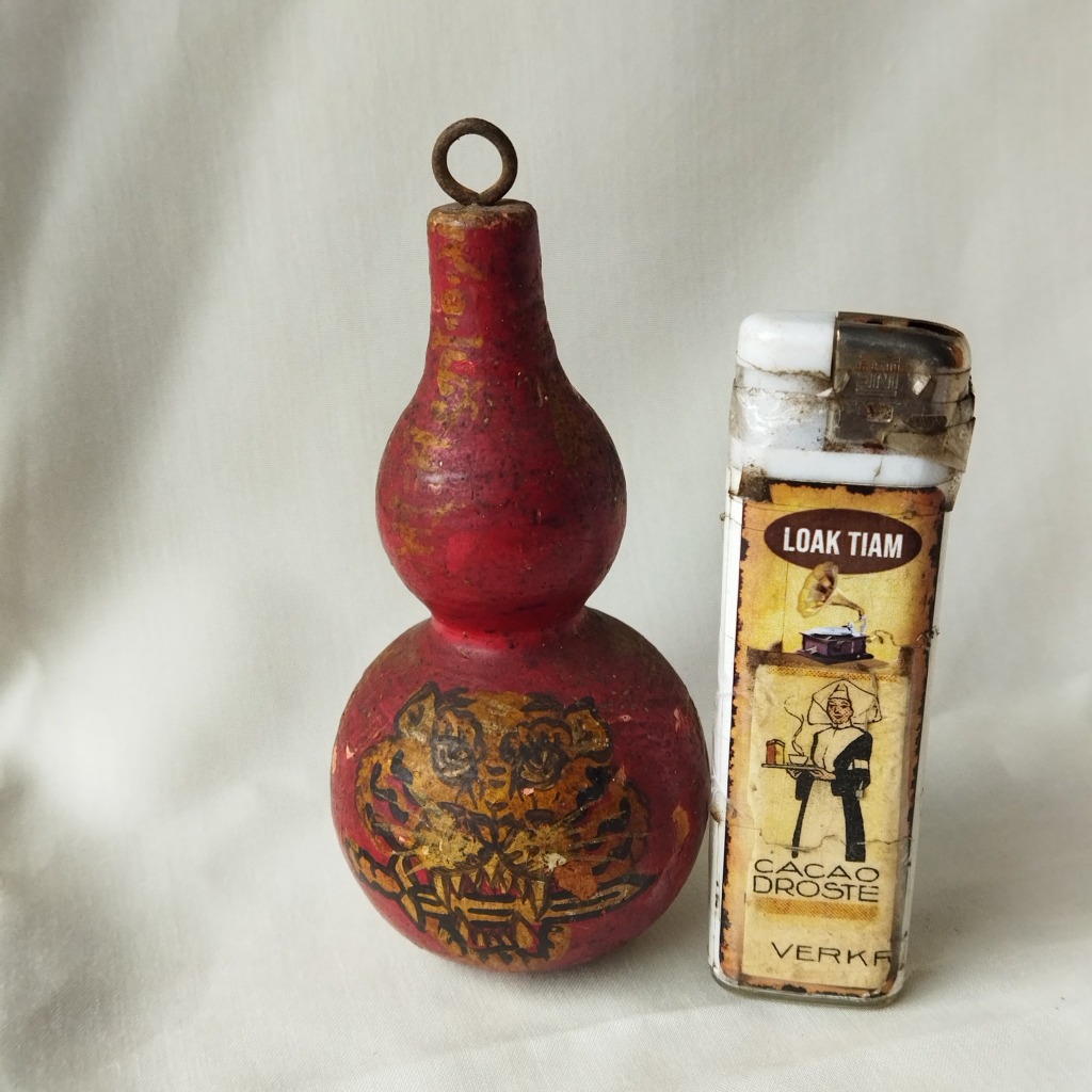 Pajangan Vintage Botol Kayu Bentuk Labu Lukis Macan & Fa Kua Oriental