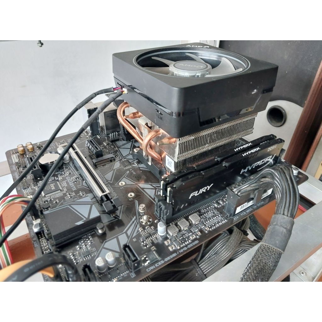 AMD Ryzen 5 5600 + Gigabyte B550M Gaming + Wraith Prism