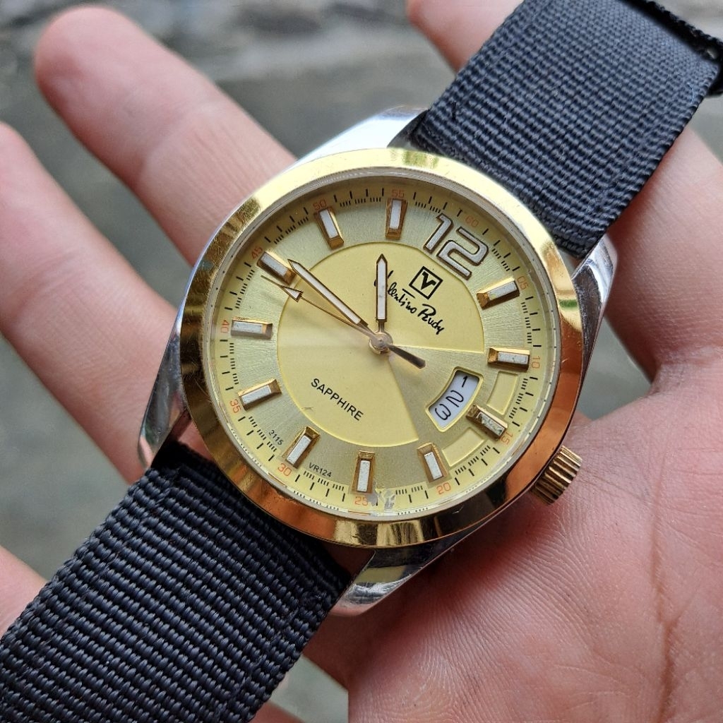 jam ori bekas brand valentino rudy kaca sapir