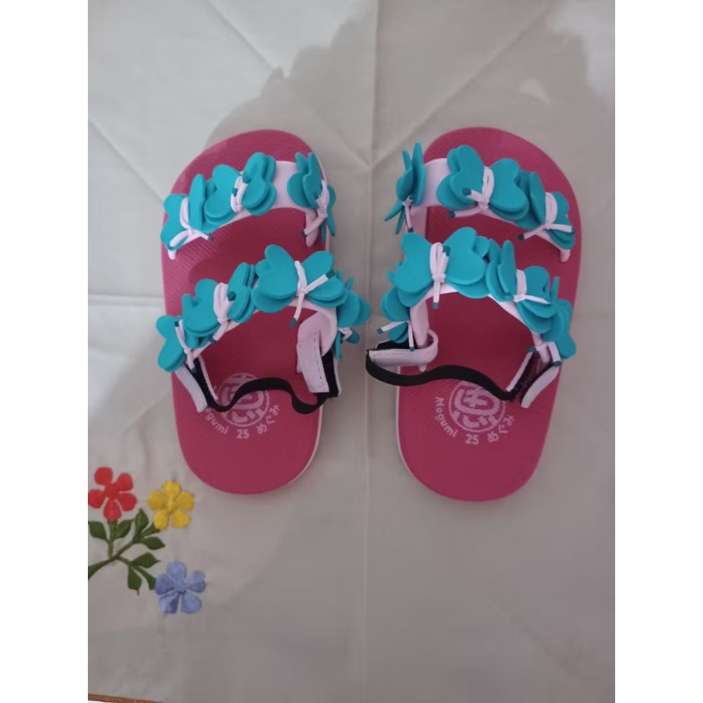 sandal anak Megumi