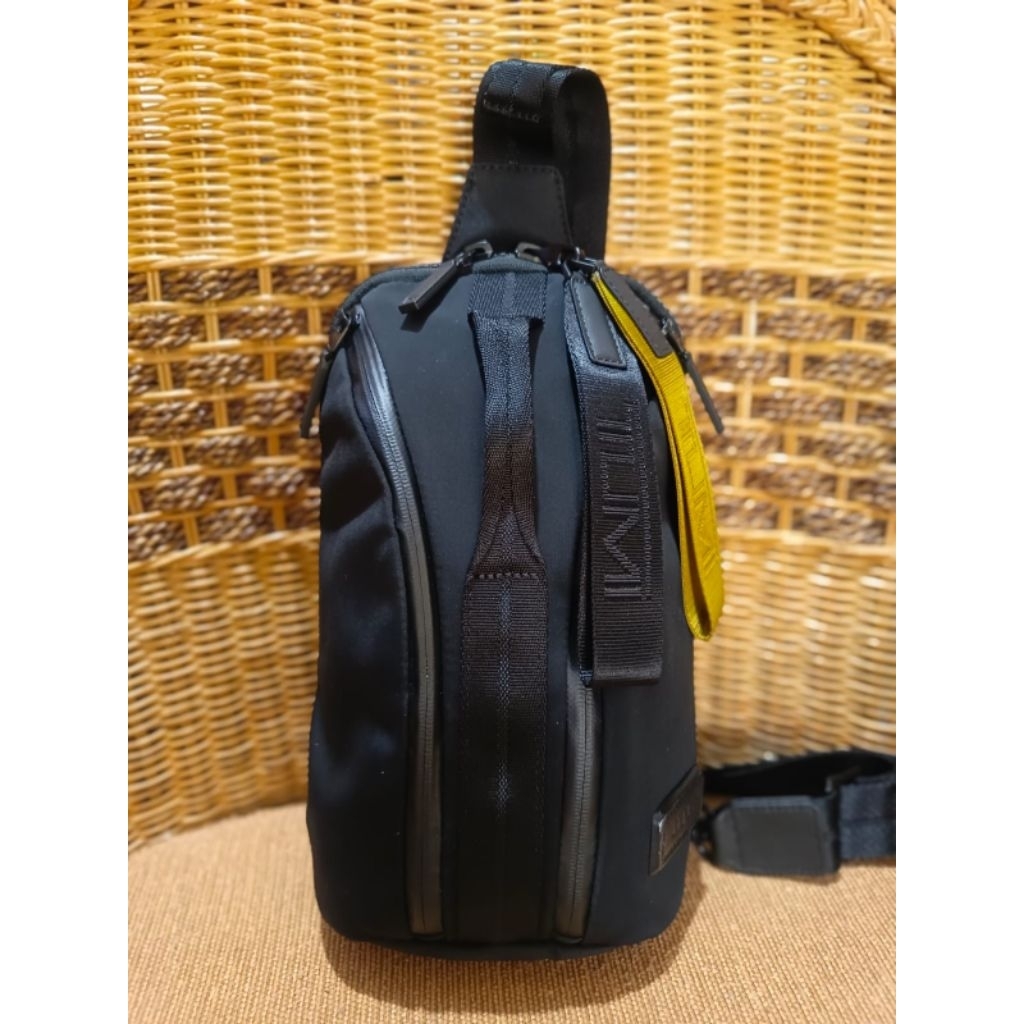 tumi tahoe crosse sling crossbody black