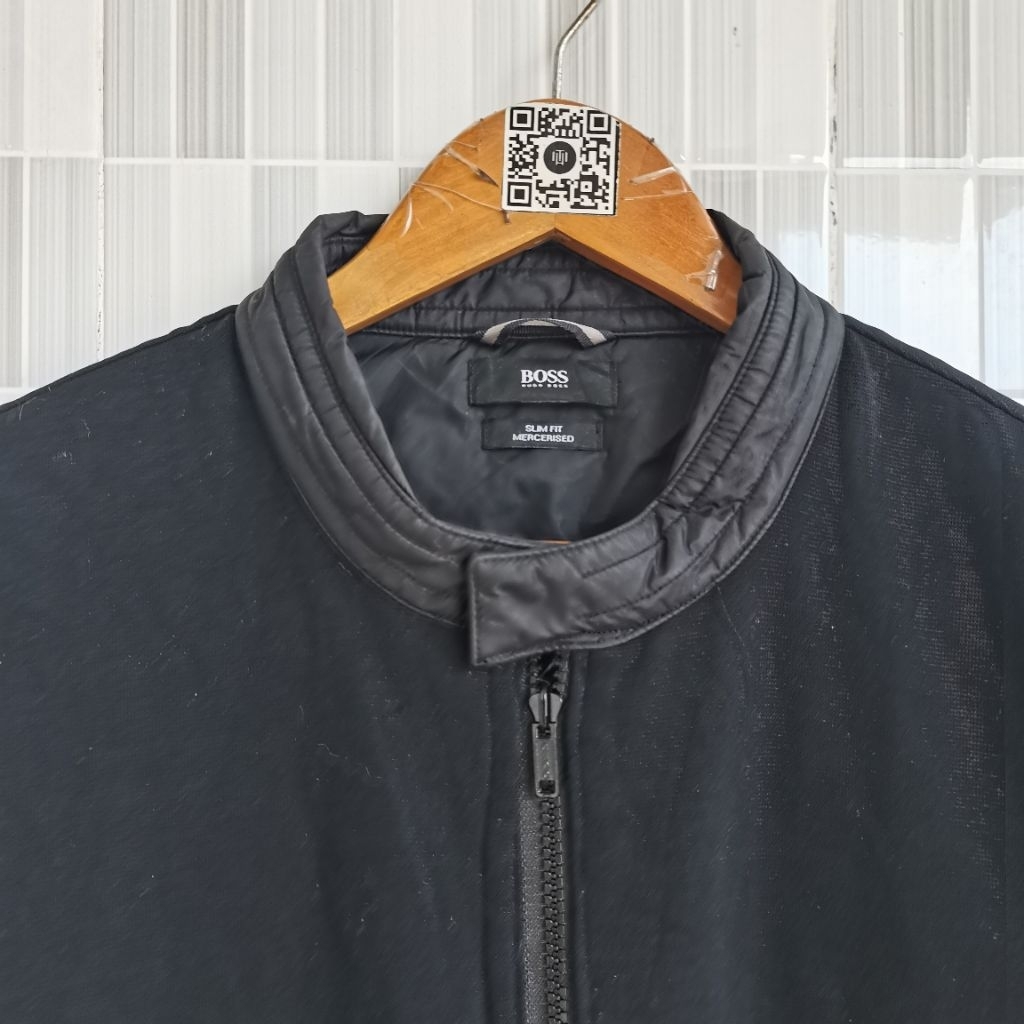 1124. JAKET HUGO BOSS MERCEDES WARNA HITAM SIZE L  PRELOVED