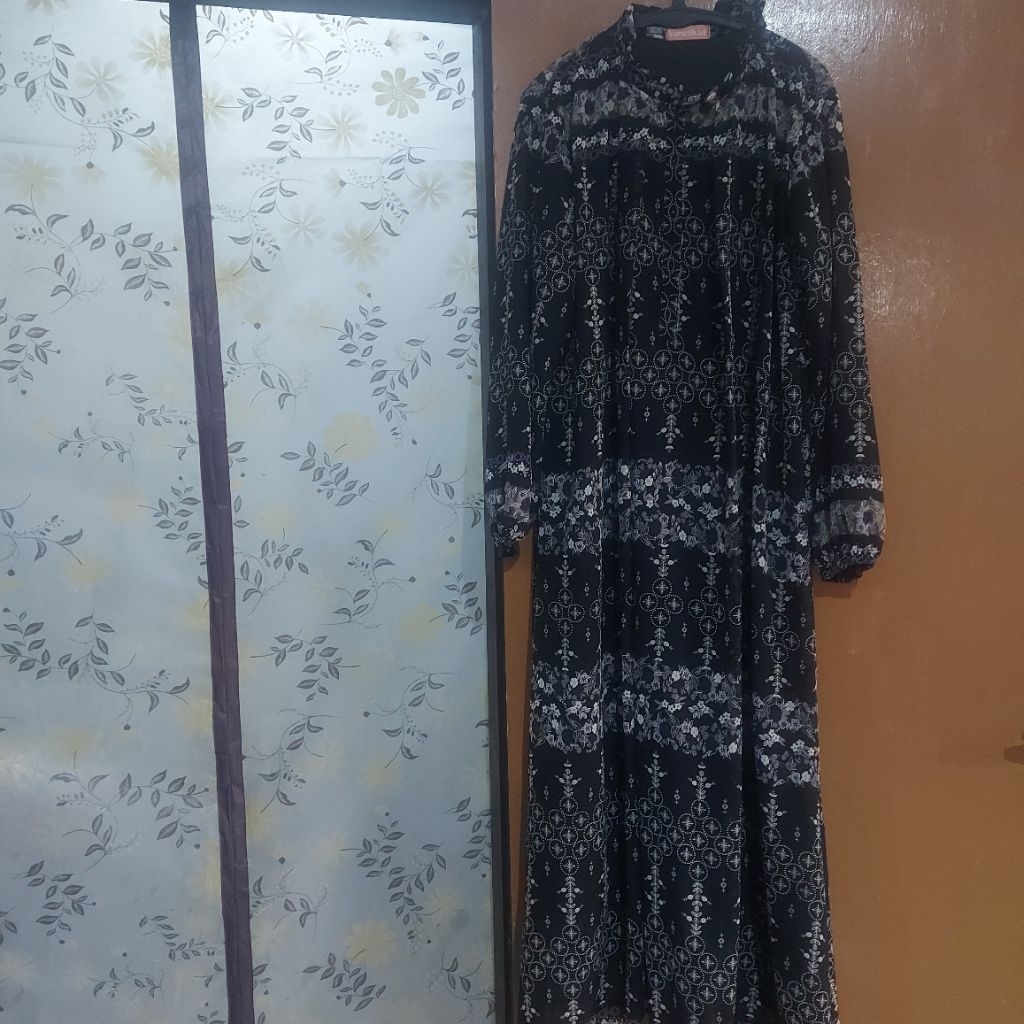 PL Gamis Ceruty Hitam Jumbo Motif Bunga-Bunga Kecil Manis Cantik Elegan