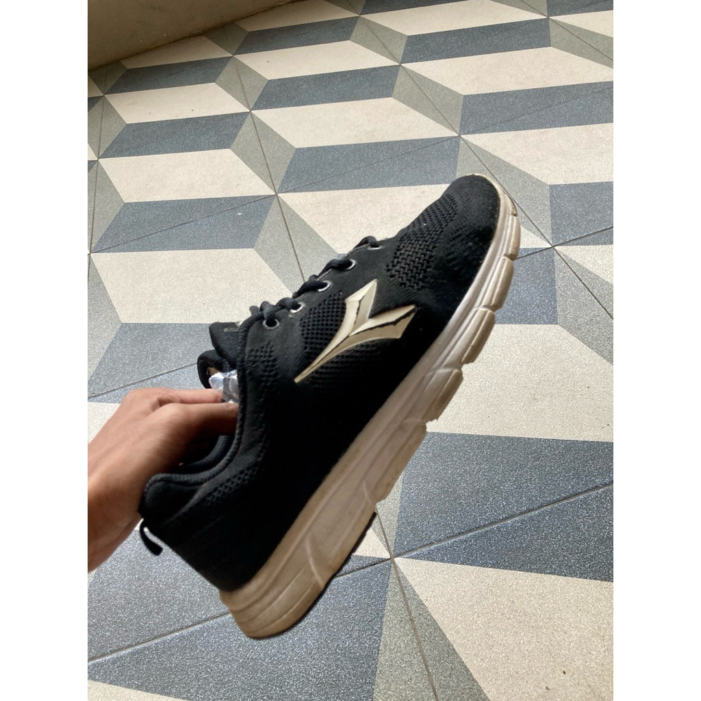 Preloved Sepatu Diadora Ori Logo Putih sz 42