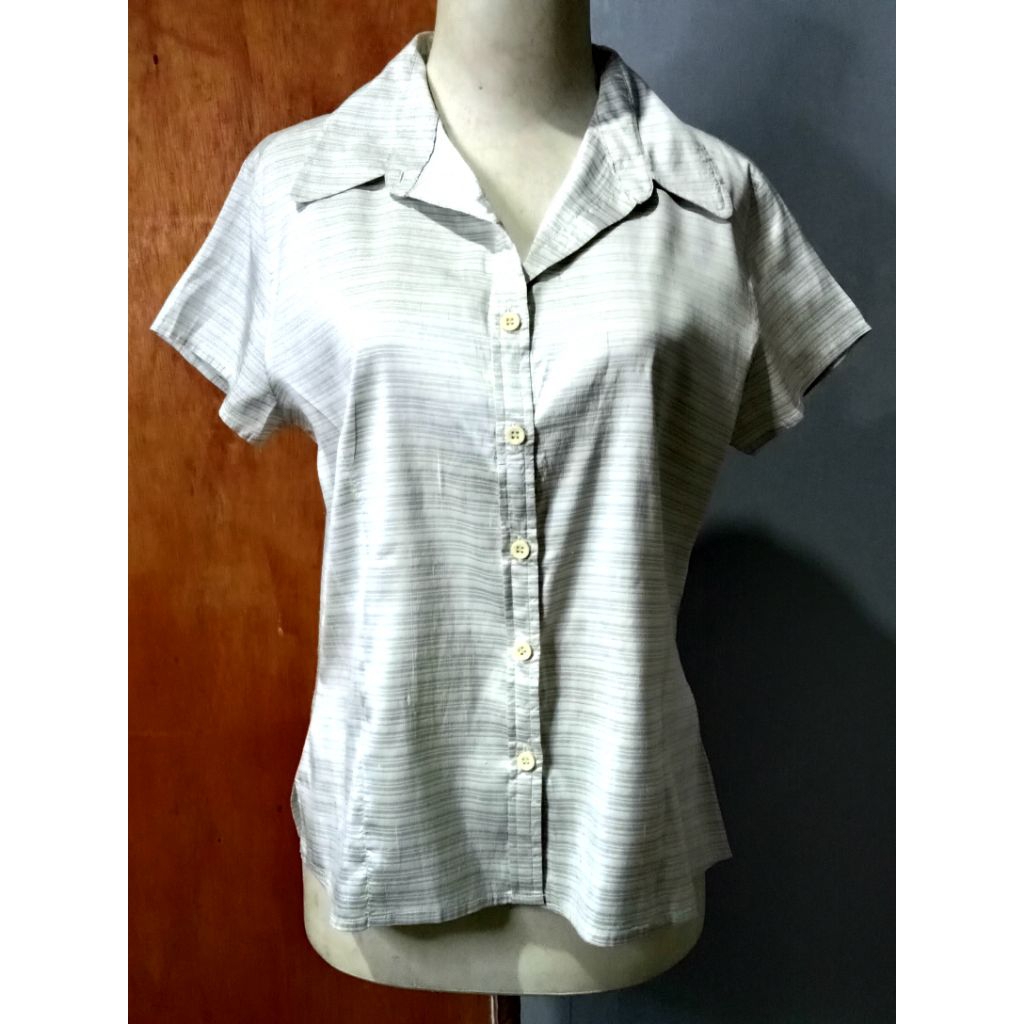 Kemeja wanita lengan pendek motif salur abu-abu