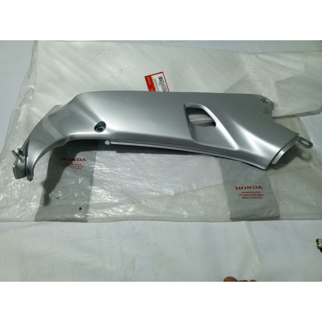 SAYAP DALAM SEBELAH KANAN HONDA SUPRA/X/XX SILVER ORIGINAL 64400-KEV-880FMH