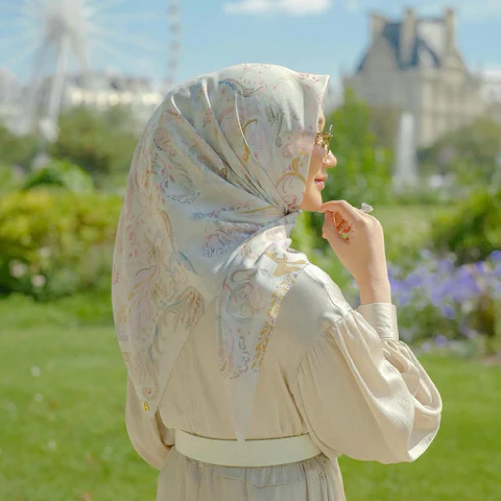 preloved Buttonscarves x Dian Pelangi The Autograph Series (creme)