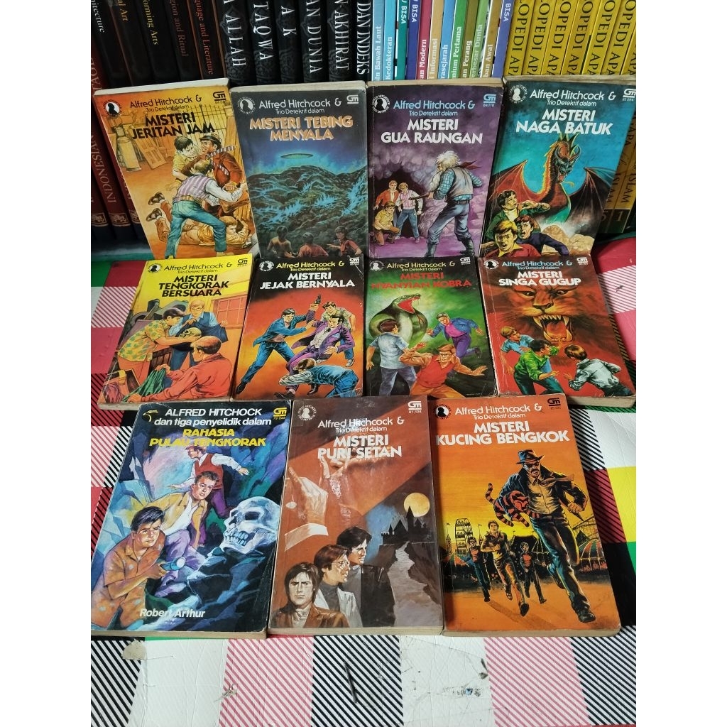 NOVEL MISTERI ALFRED HITCHCOCK & TRIO DETEKTIF