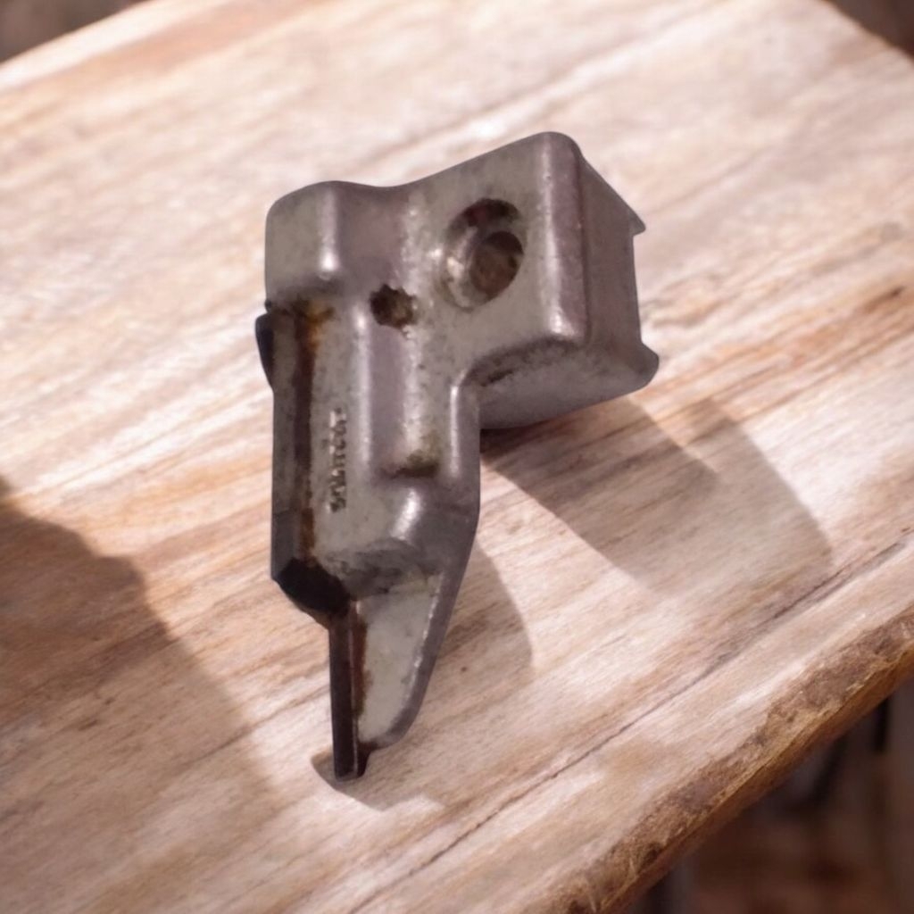 dudukan pisau mesin obras Juki mo2300 benang 5