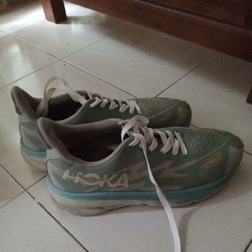 Hoka oneone Clifton 9 Biru Abu