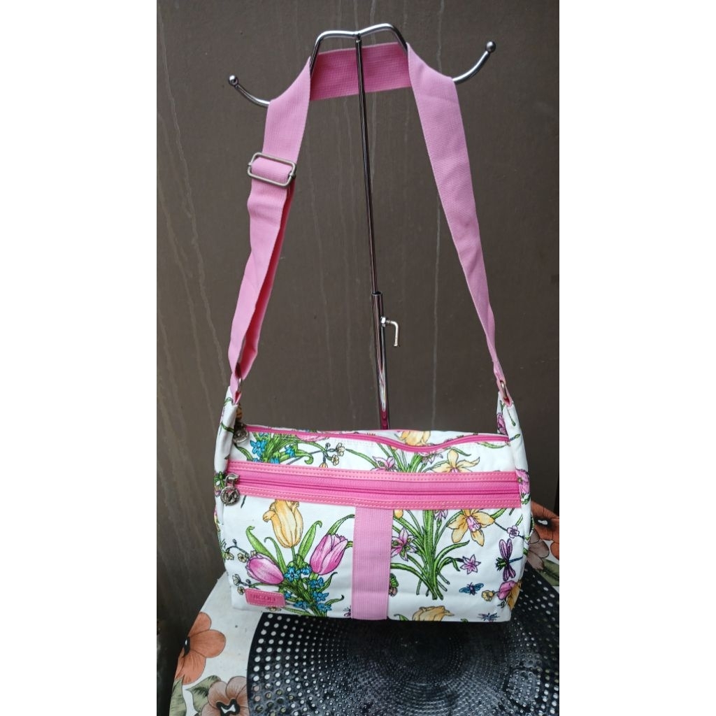 Tas selempang bunga nicole arbenni