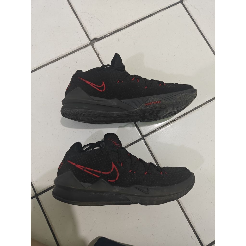 Preloved Sepatu Basket Nike Lebron 17 Low Bred Hitam Merah