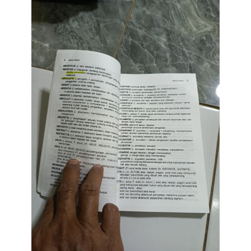 KAMUS HUKUM Arab, Inggris, Latin, Spanyol, Belanda,Italia, Perancis, Yunani-Di GB 2 kode A6