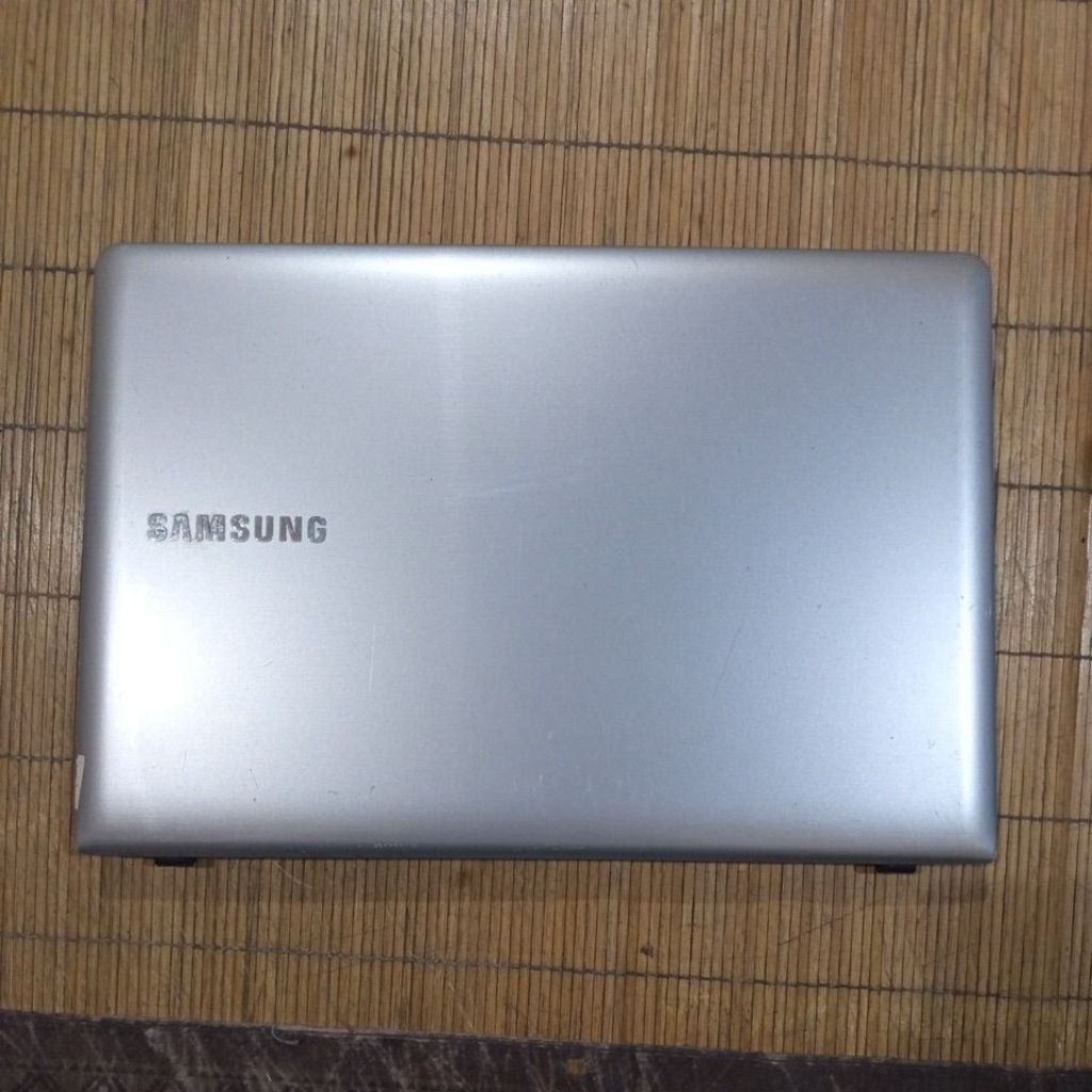 Casing LCD (Frame + Cover) Samsung NP300 Series