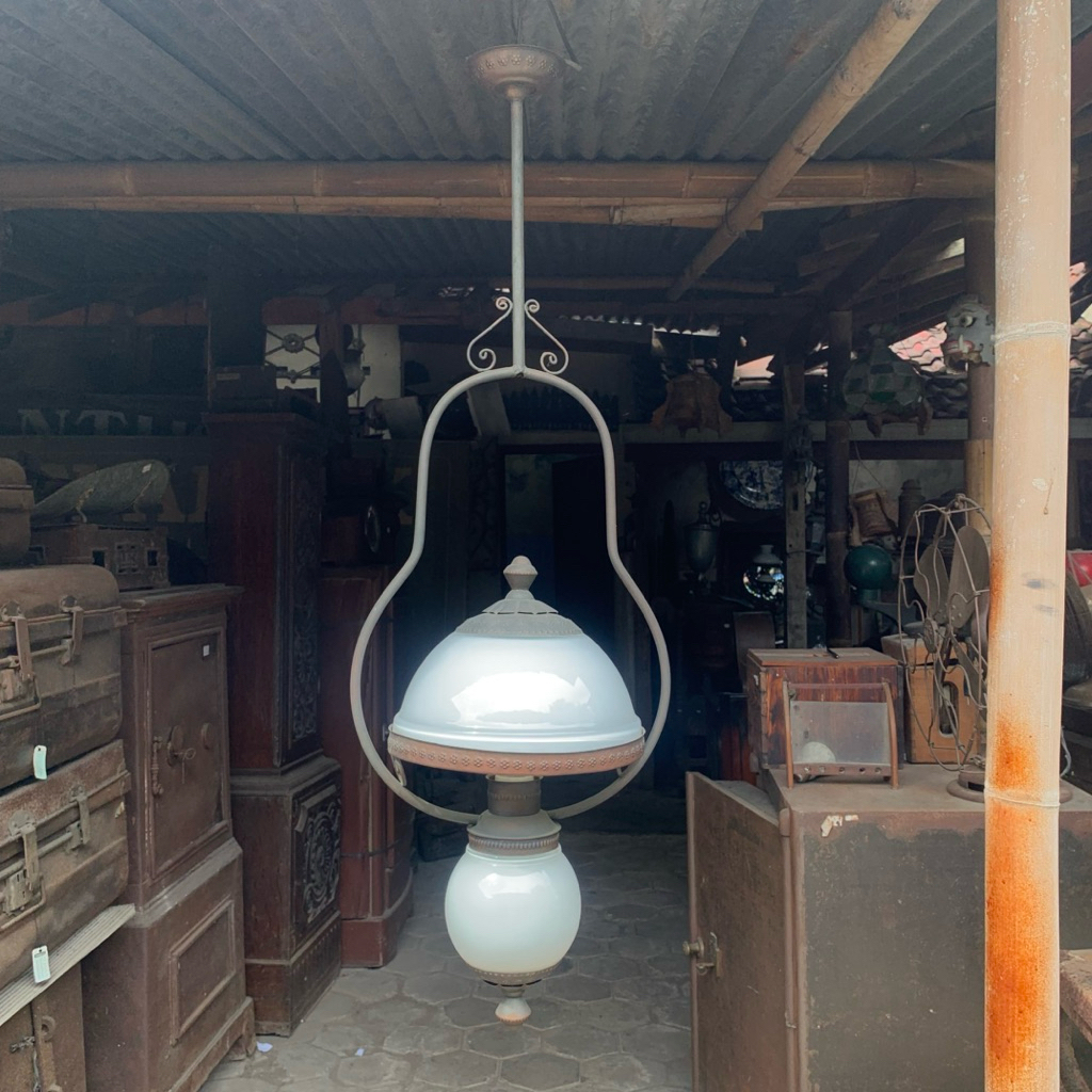 Lampu Gantung Single Kap Payung dan Kap Bulat White Milk dengan Ornamen Kuningan Lawas Jadul Tua