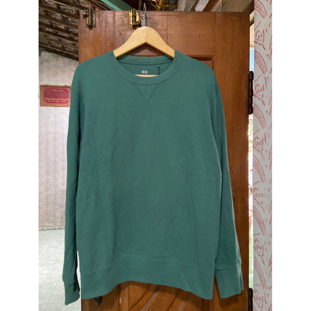 Crewneck Uniqlo Hijau size L (like new)