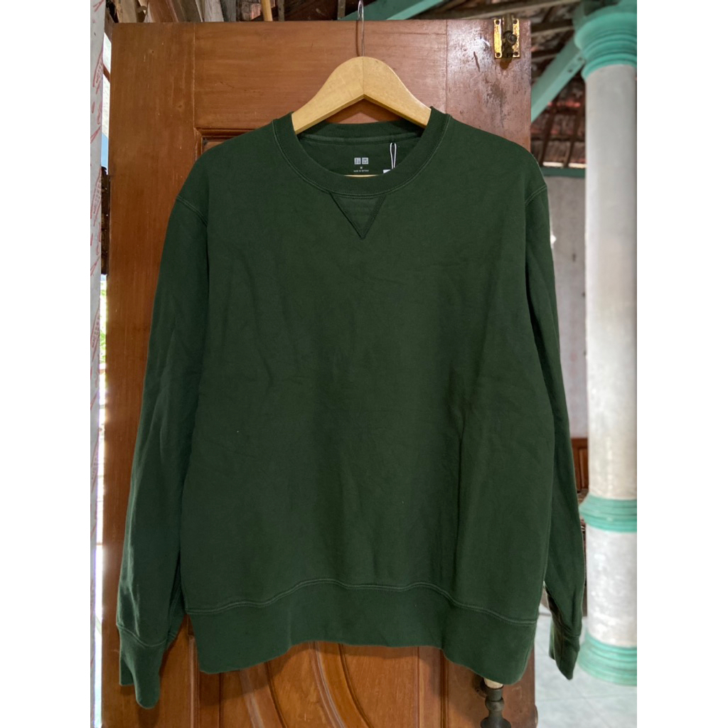 Crewneck Uniqlo Hijau botol size M (like new)